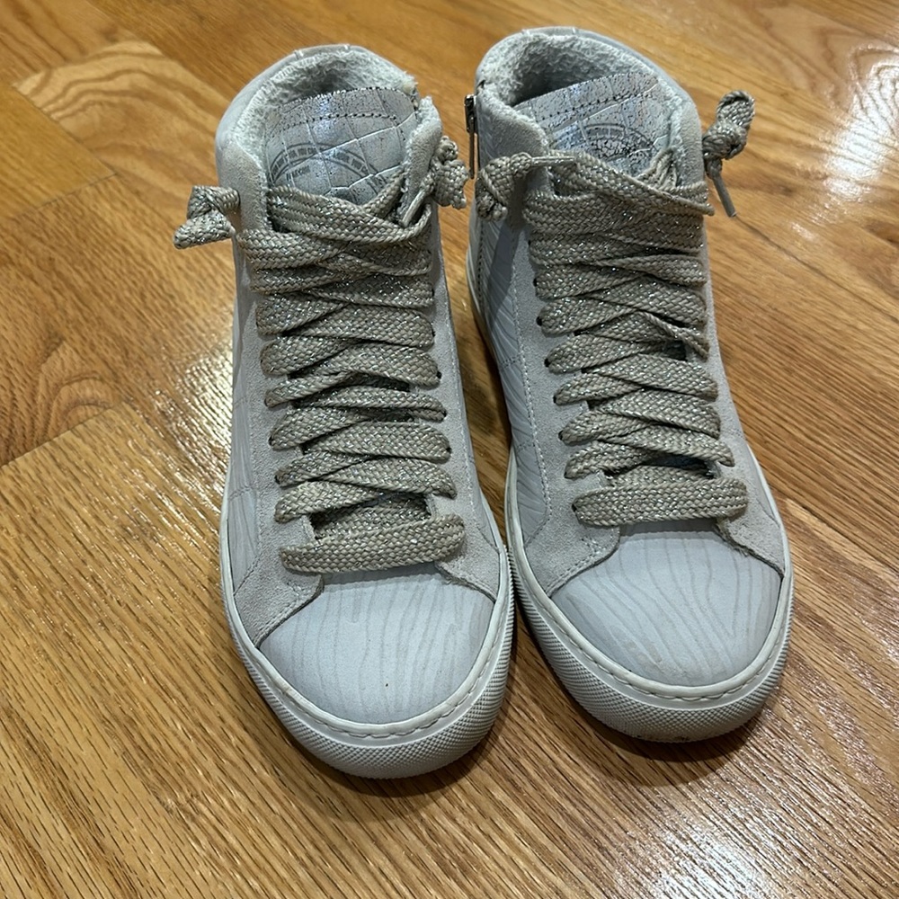 GREAT condition women’s size 8 P448. Very neutral color. High top w/side zip!